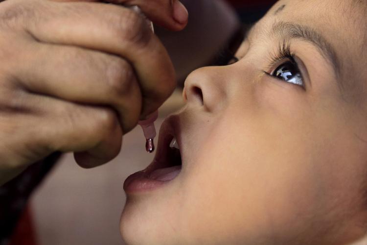 SYGDOMSBESKYTTELSE. Indisk barn får vaccination mod børnelammelse (polio). Inderne har fået udryddet sygdommen, mens forsøgene på at få bugt med lidelsen i Pakistan og nu også i Nigeria plages af drab på sundhedsarbejdere. 