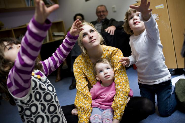 Børnepasning. Nogle forældre må betale dobbelt så meget som andre forældre for at få børnene passet. Prisen afhænger af, hvilken kommune institutionen ligger i. 