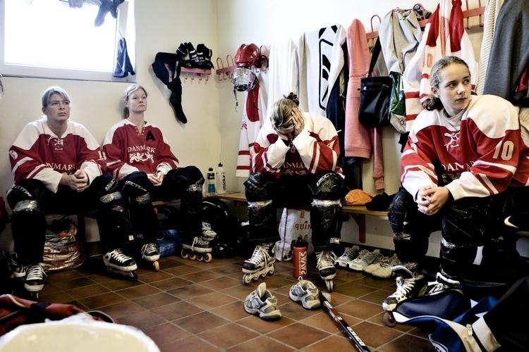 Målscorer. Danmarks udlignende mål mod Norge blev scoret af Emma Russel (yderst th), der tidligere har spillet bl.a. skaterhockey. 