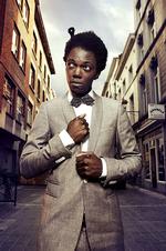 Afro comb. Baloji i Congo, med kammen synligt placeret i afrohåret, på musikalsk rejse i sin kulturelle arv. 