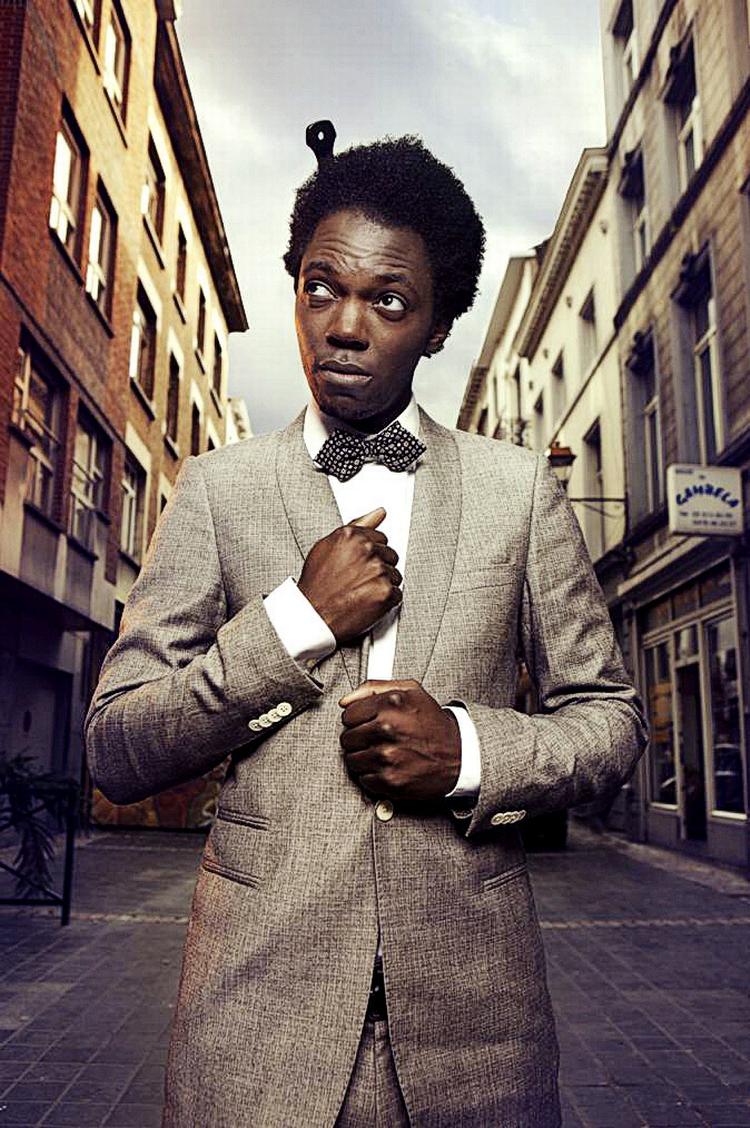 Afro comb. Baloji i Congo, med kammen synligt placeret i afrohåret, på musikalsk rejse i sin kulturelle arv. 