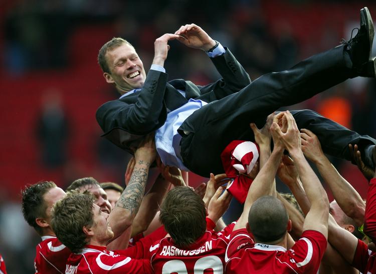 sejrsstol. Morten Wieghorst får en lufttur efter FC Nordsjællands pokaltriumf i 2010. 