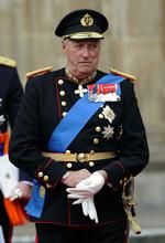 Kritik. Norges kong Harald fotograferet i gallauniform har fået nok af ugeblade, der bringer billeder af ham og resten af kongefamilien iført badetøj. 