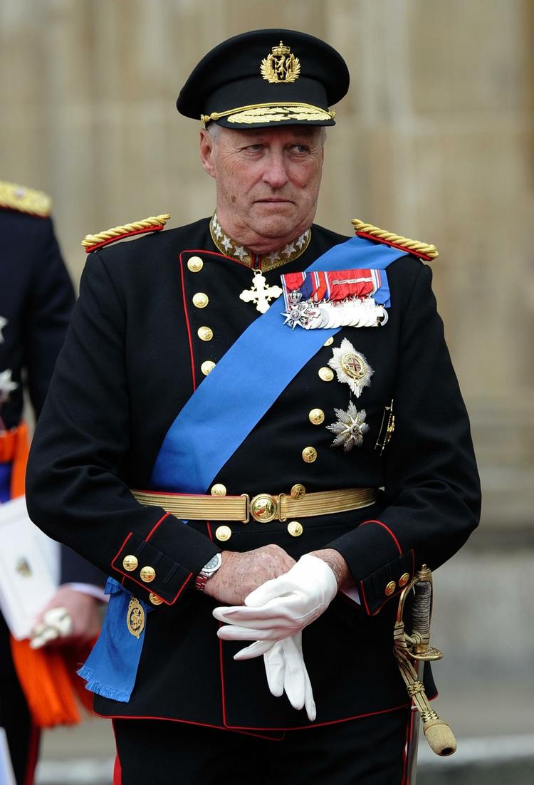 Kritik. Norges kong Harald fotograferet i gallauniform har fået nok af ugeblade, der bringer billeder af ham og resten af kongefamilien iført badetøj. 
