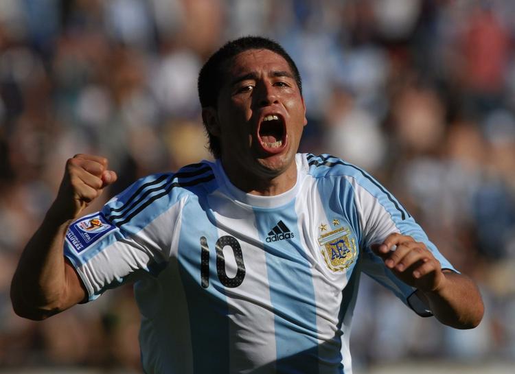 comeback. Juan Roman Riquelme har ikke fået helt det udbytte i karrieren, som hans store fodboldtalent berettiger. Men som 34-årig forsøger han på opfordring at vende tilbage til topfodbold. 