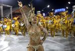 Samba. En danser fra Academicos do Tatuape samba skole giver den gas under en parade i Sao Paulo. 