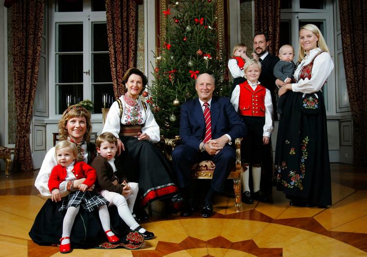 Medier. Norges kongefamilie med kong Harald i spidsen tager afstand fra  ugebladet Se og Hørs metoder. 