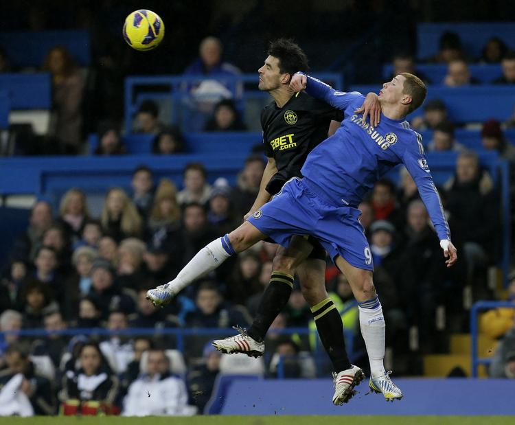 forløsning. Chelseas Fernando Torres (th) har stadig svært ved at finde målet, men holdet vandt 4-1 mod Wigan. 