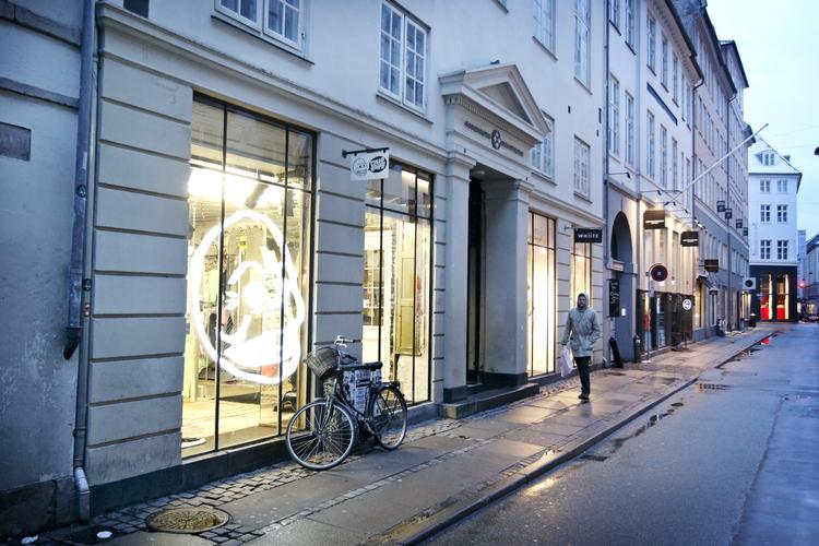 Fair. Der er rift om butikslokalerne i den populære Kronprinsensgade, derfor stiger lejen, siger udlejerne. Det samme gælder i Pilestræde, der er den tilstødende gade. 