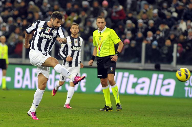 Kasse. Mirko Vucinic banker Juventus i front i lørdagens kamp mod Fiorentina. 