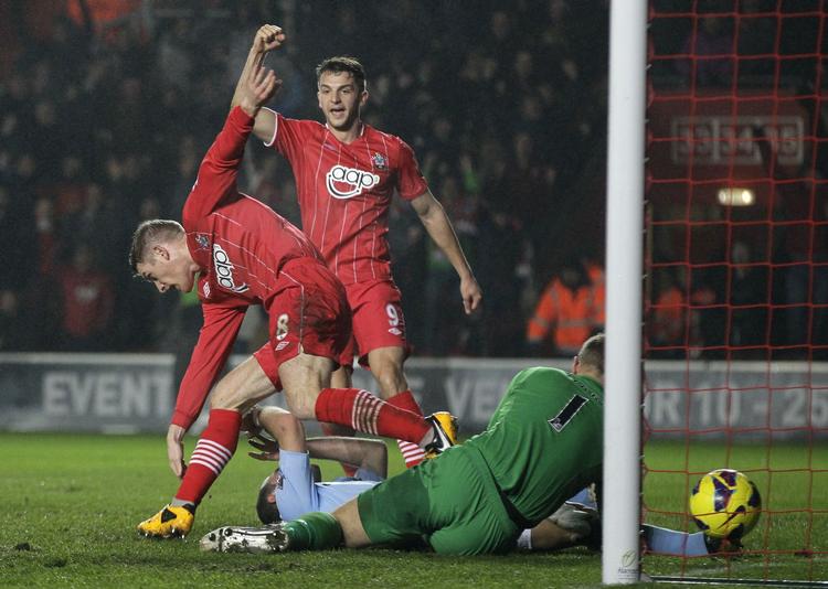 Ups. Joe Hart roder rundt i City-målet, og så kan Steven Davis øge føringen for Southampton. 