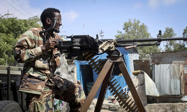 Bombe. I januar eksploderede en bombe nær præsidentpaladset i Mogadishu. En soldat holder vagt. 