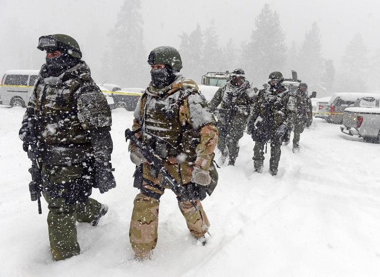 Jaget. Christopher Dorner er den mest eftersøgte mand i USA lige nu. Horder af betjente og specialenheder leder i et bjergområde omkring byen Big Bear i Californien. 