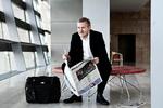 reaktioner. Kasper Holten (39 år) har netop opsat sin første opera 'Eugene Onegin', på Royal Opera House i London, og fået blandede anmeldelser.