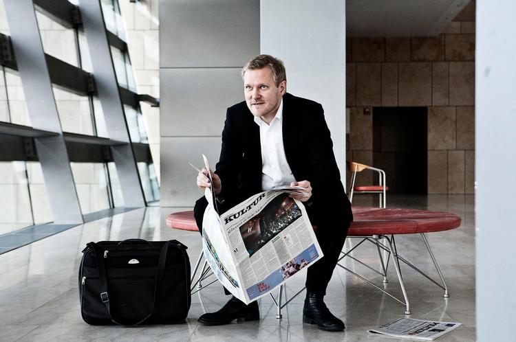 reaktioner. Kasper Holten (39 år) har netop opsat sin første opera 'Eugene Onegin', på Royal Opera House i London, og fået blandede anmeldelser.
