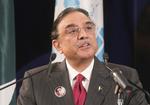 Anklaget. Zardari og hans afdøde hustru, Benazir Bhutto, anklages for at have overført et beløb, der svarer til 75 millioner kroner, til schweiziske banker. 
