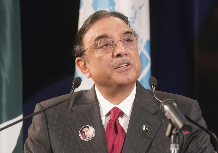 Anklaget. Zardari og hans afdøde hustru, Benazir Bhutto, anklages for at have overført et beløb, der svarer til 75 millioner kroner, til schweiziske banker. 