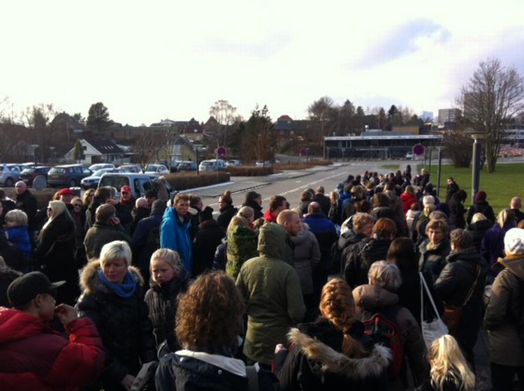 Fredericia. Der står nu omkring 500 passagerer på Fredericia st. DSB har indsat busser, der skal fragte dem til Middelfart. 