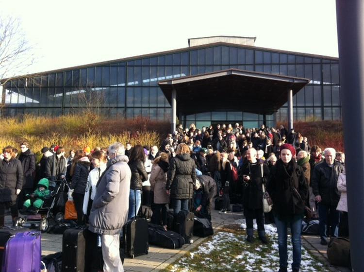 KØ. På Fredericia Banegård venter passagerer på togbusser, der skal fragte dem over Lillebælt. 