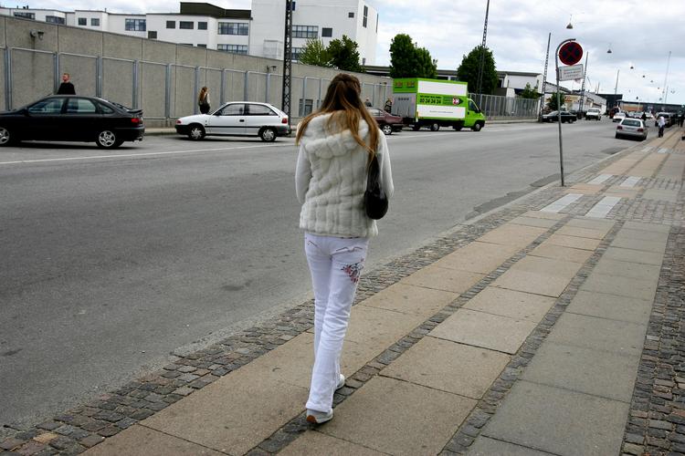 Lovligt. En kriminalisering af sexkunderne være et langt mere tydeligt signal til det danske samfund, end nogen kampagne nogensinde vil kunne være, skriver fagbosser i et angreb på regeringen. 