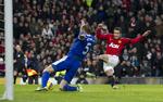 Fuldtræffer. Robin van Persie spillede igen en hovedrolle - her med 2-0-scoringen, som United-stjernen sendte forbi en forgæves kæmpede John Heitinga. 