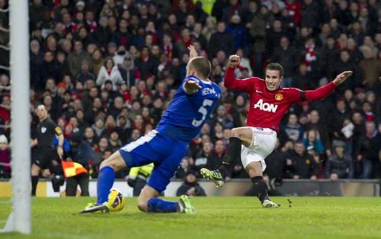Fuldtræffer. Robin van Persie spillede igen en hovedrolle - her med 2-0-scoringen, som United-stjernen sendte forbi en forgæves kæmpede John Heitinga. 
