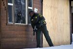 MENNESKEJAGT. Politiet går fra dør til dør i skiområdet Big Bear, hvor den drabsmistænkte eks-betjent Christopher Dorner menes at gemme sig. 