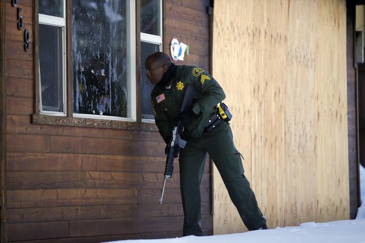 MENNESKEJAGT. Politiet går fra dør til dør i skiområdet Big Bear, hvor den drabsmistænkte eks-betjent Christopher Dorner menes at gemme sig. 