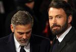 Succes. To af aftenens helt store stjerner - George Clooney og Ben Affleck - ankommer til prisuddelingen i London. 