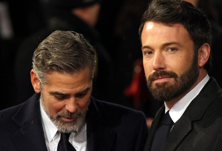 Succes. To af aftenens helt store stjerner - George Clooney og Ben Affleck - ankommer til prisuddelingen i London. 