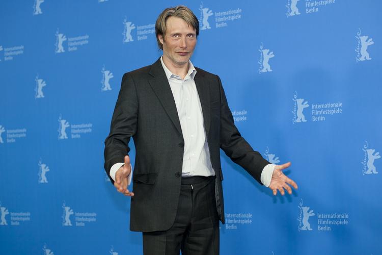 Triumf. Her ses den danske skuespiller under sidste års berlinale, hvor 'En kongelig affære' sejrede stort. 