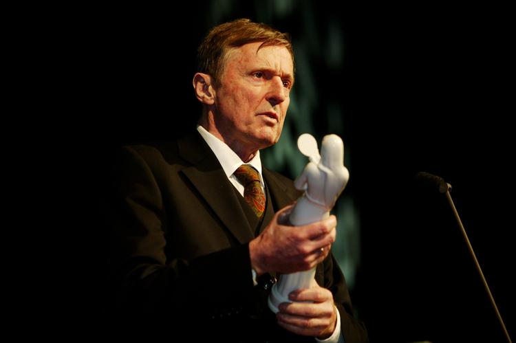 Hyldet. Peter Steen modtog både en Robert- og en Bodil-statuette for sin præstation i 'Arven'. 