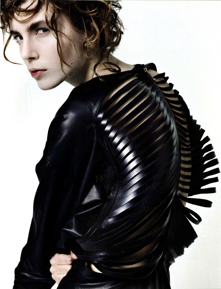 Brynje. Duoen Vilsbøl De Arce er et godt eksempel på, at ikke al skandinavisk mode er minimalistisk. Der er også plads til at folde sig mere avantgardistisk ud. 