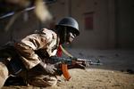 MALI. En soldat gemmer sig bag en lastbil under en skududveksling med militante islamister i byen Gao. 