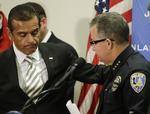 Dusør. Los Angeles  borgmester Antonio Villaraigosa (tv.) sammen med politichefen i Riverside Sergio Diaz bekendtgører, at man nu har sat en dusør på million dollar, der skal føre til tilfangetagelsen af Christopher Dorner. 