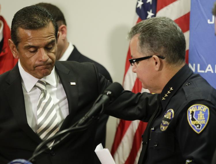 Dusør. Los Angeles  borgmester Antonio Villaraigosa (tv.) sammen med politichefen i Riverside Sergio Diaz bekendtgører, at man nu har sat en dusør på million dollar, der skal føre til tilfangetagelsen af Christopher Dorner. 