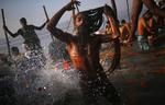 En hindu tager en dukkert i forbindelse med pilgrimsfestivalen Kumbh Mela. Myndighederne oplyser, at flere mennesker er blevet dræbt, da et rækværk gav efter for menneskemængderne. 