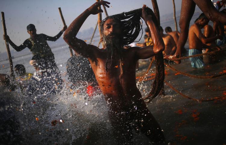 En hindu tager en dukkert i forbindelse med pilgrimsfestivalen Kumbh Mela. Myndighederne oplyser, at flere mennesker er blevet dræbt, da et rækværk gav efter for menneskemængderne. 