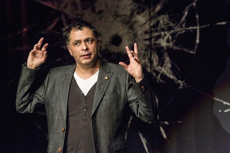 Dobbeltblik. Omar Marzouk er bedst, når han udnytter sin baggrund som både egypter og dansker og gør grin med begge grupper. 