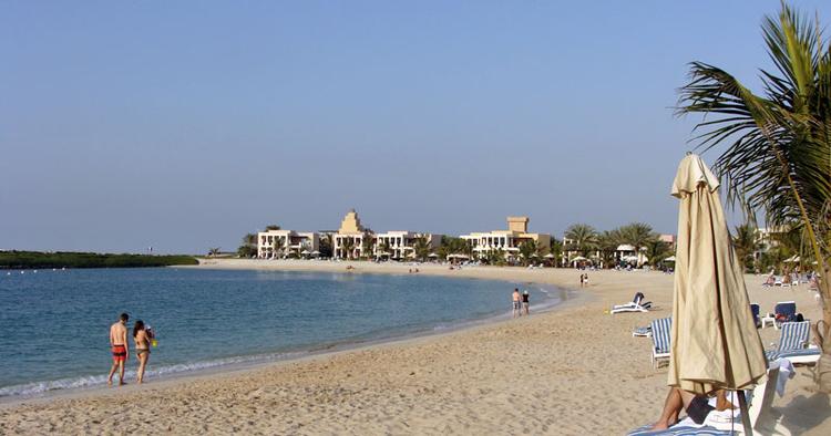 Ro. En strandferie i De Forenede Arabiske Emirater kan lade selv de allermest brugte batterier op. 