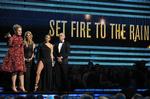 Hud. Jennifer Lopez viser lidt mere ben, end retningslinjerne fra CBS foreskriver. 