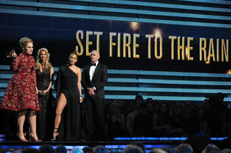Hud. Jennifer Lopez viser lidt mere ben, end retningslinjerne fra CBS foreskriver. 
