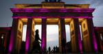 Trækplaster. Turister i Berlin må snart se sig om efter andet logi end ferielejligheder, som bliver forbudt. Her er der ekstra lys på Brandenburger Tor under en festival. 