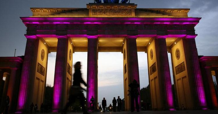 Trækplaster. Turister i Berlin må snart se sig om efter andet logi end ferielejligheder, som bliver forbudt. Her er der ekstra lys på Brandenburger Tor under en festival. 