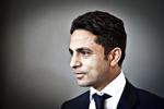 Abdicering. Pavens afgang overrasker den danske kirkeminister manu Sareen (R). 
