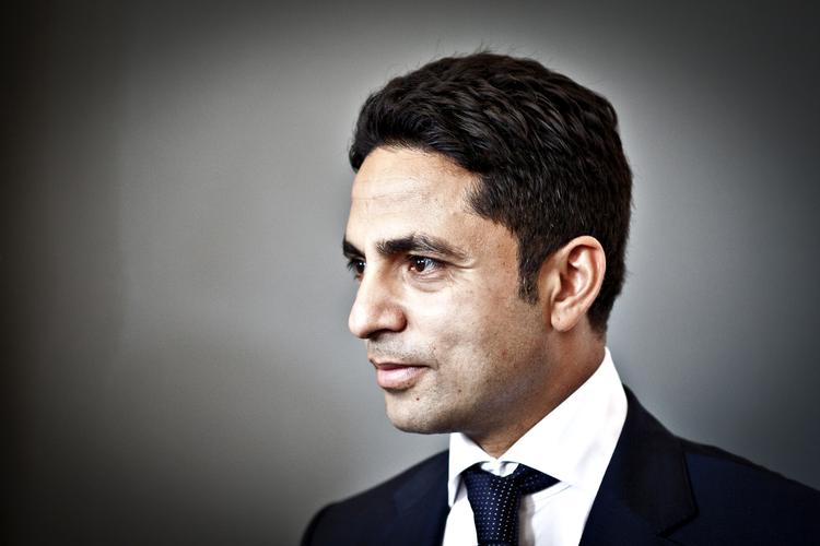Abdicering. Pavens afgang overrasker den danske kirkeminister manu Sareen (R). 