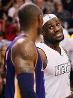 Rekordholder. LeBron James småsluderer med Los Angeles Lakers Kobe Bryant. 