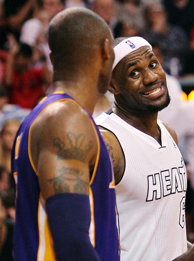 Rekordholder. LeBron James småsluderer med Los Angeles Lakers Kobe Bryant. 