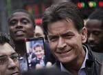 Kontakt. Den amerikanske skuespiller Charlie Sheen vil gerne tale med den formodede politimorder Christopher Dorner. 