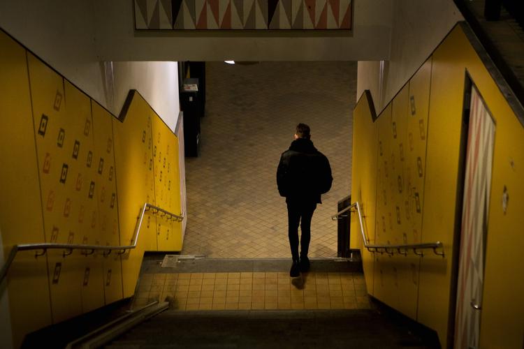 Stædig. Politiken har fulgt Frederik Munk Gammerath, som på trods af frygten for hadforbrydelser tager toget alene hjem fra byen en gang imellem. 